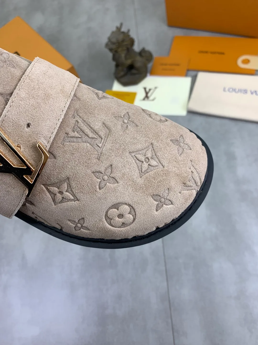 Men's Men's Shoes P480 New Couple Style LV Louis Vuitton L Family Donkey Brand Latest Easy Series Birkenstock Baotou Thick Sole Wool Slippers Sandals Original purchase, development and production This LV Easy sandal is made of suede cow leather, with Monogram pattern to highlight the trendy style. Adjustable straps with illuminated LV letters, flexible insoles and micro outsoles provide a light and comfortable experience. Exquisite packaging at the delivery counter 🛍📦 ▪️Fabric: Original custom imported first-layer cowhide ▪️Inner lining: Original customized warm wool lining ▪️Outsole: Original open-molded rubber foam material ▪️Sole thickness: 4CM ▪️Size: Men and women 35-45